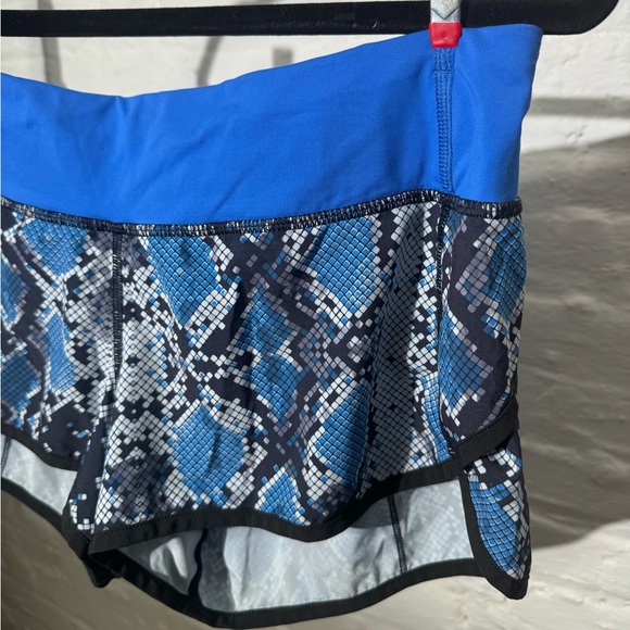 Lululemon Run Speed Short 4-way Stretch in Blue Snake Promt - Picture 3 of 10